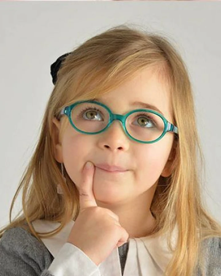 Referência infantil feminina usando óculos